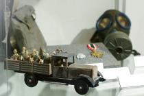 Ukázka z výstavy Dětství pod hákovým křížem - vojáčci