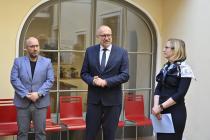 Krátké projevy - zleva státní tajemník MŠMT O. Andrys, ministr M. Bek a K. Ehrlich