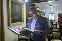 Ondřej Andrys s knihou